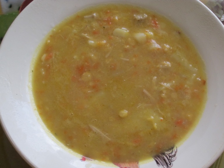 Гороховый суп на курином бульоне.