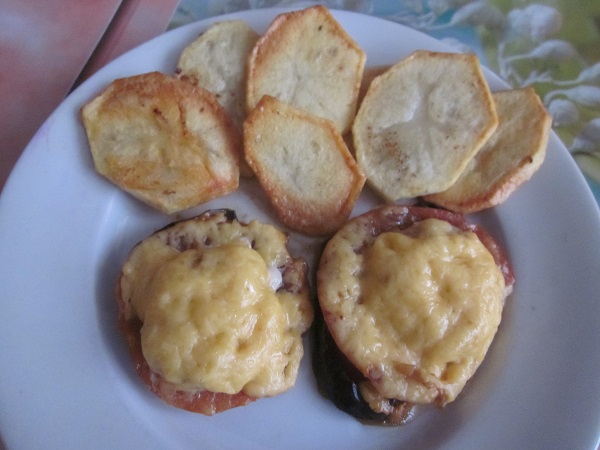 Кружочки баклажана с помидором и фаршем в мульте.